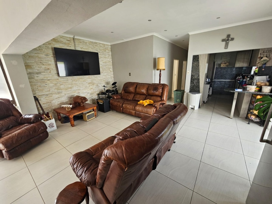 To Let 4 Bedroom Property for Rent in Aston Bay Eastern Cape
